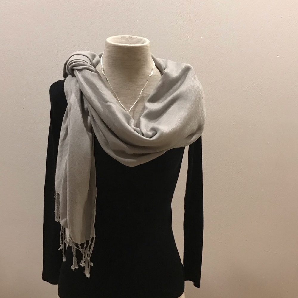 Light Grey Rectangular Fringed Pashmina. Excellen… - image 5